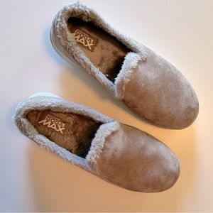 Skechers GOGA Max, Taupe with faux fur linking, women’s size 8, like new!